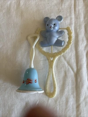 LOTE DE 2 cascabeles de plástico de colección niño oso y campana hechos en Hong Kong Foto 1 de 4