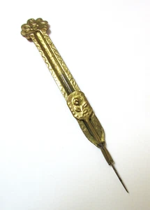 Antiguo gancho de ganchillo deslizable de latón rosa en relieve - Imagen 1 de 5