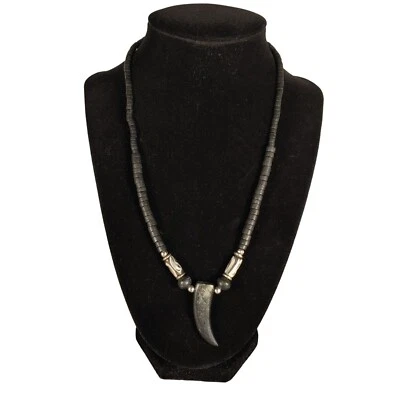 Collar de hematita hecho a mano con colgante de cuerno negro y detalles de plata 16" Foto 1 de 4
