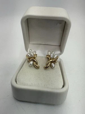Pendientes de perlas de diamantes de oro amarillo de 10 k sin marca con racimo de perlas de agua dulce Foto 1 de 4
