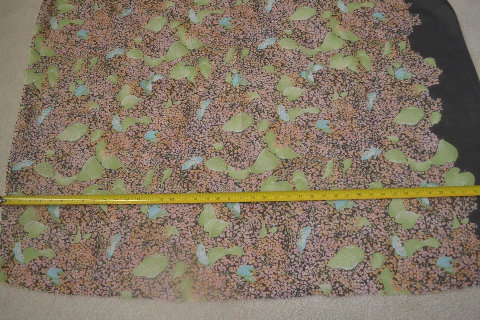 Por 1/2 yarda, 46" de ancho, vintage, rosa y verde floral sobre algodón negro orgánico, M7931 Foto 1 de 4