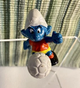 Smurfs - 20035 - Soccer Smurf with Soccer Ball PVC Figure 1978 vintage Peyo - Picture 1 of 4