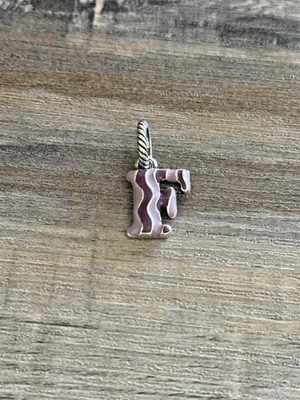 Dije esmaltado Brighton Initial F, púrpura Foto 1 de 3