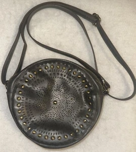 T-Shirt und Jean Company Crossbody runde Handtasche geometrisches Muster mit goldenen Nieten - Bild 1 von 8