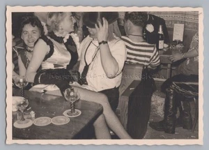 Noche de carnaval social en la posada - Mujer con medias de red - Foto antigua - Imagen 1 de 2