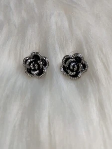Orecchini a perno strass perle fiore camelia nero nuovi regalo - Foto 1 di 2