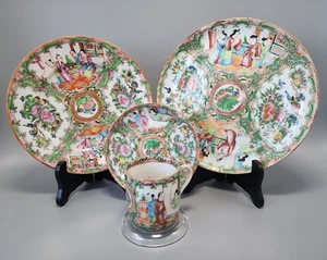 Vintage Famille Rosengruppe mit Teetasse und Untertasse, zwei Teller - Bild 1 von 23