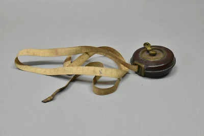 ANCIEN MÊTRE RUBAN EN TISSUS / BOITE CUIR ET LAITON - Photo 1/4