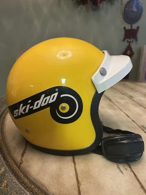 Casco amarillo moto de nieve Ski-Doo de colección Foto 1 de 4