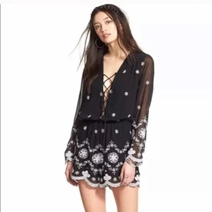 NWT WAYF Black & White Floral Romper Sz S - Picture 1 of 7