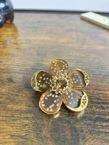 Broche de resina con piedras sintéticas recortado en oro sintético PIEDRA FALTANTE - Imagen 1 de 8