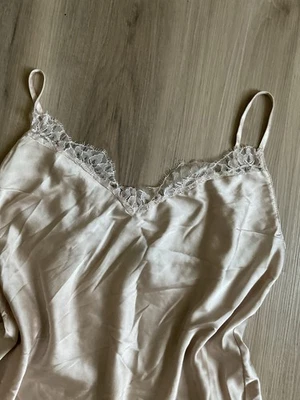 Sexy Camisón Babydoll de Encaje Victorias Secret VS Lencería Chemise Beige Sin Mangas Med Foto 1 de 4