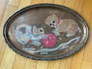  Antikes großes handgraviertes & bemaltes Messing Serviertablett 17" Kätzchen/Kugel - Bild 1 von 3