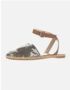 Sandalias planas con armadura de correo romano STUART WEITZMAN con malla metálica plateada talla 6M - Imagen 1 de 6