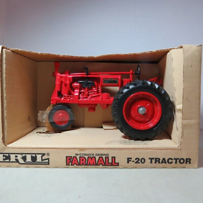 Tractor Ertl Farmall "F-20" Hecho 1987 EE. UU. 1/16 IH-437-10DA-B4 Foto 1 de 4
