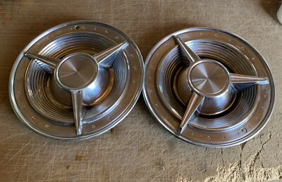 Tapacubos giratorios originales Pontiac Bonneville 1961-1962 solo 2 disponibles Foto 1 de 4