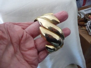 BRAZALETE CON BISAGRAS ANCHO TONO DORADO 1 1/2"" DISEÑADO #7/14 - Imagen 1 de 8