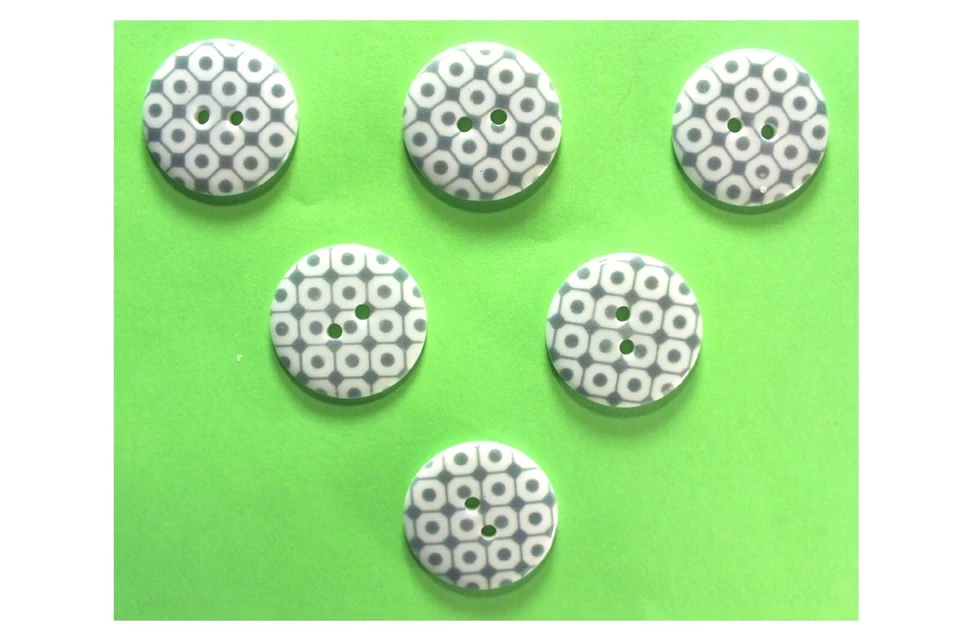LOT 6 BOUTONS ACRYLIQUES : rond blanc/gris fantaisie 22mm (01) - Photo 1/1
