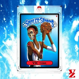 Alex Pardee VIC TORE Victor Wembanyama Spoiled Sports SDCC 2024 Exclusive Card - Bild 1 von 2