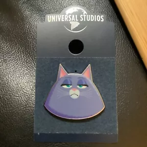 Universal Studios Pets Chloe Face Pin New With Card - Picture 1 of 8
