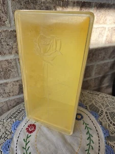 Scatola da cucire vintage Wilson Wil-Hold 10” x 5” x 4” giallo con coperchio trasparente rose in rilievo - Foto 1 di 6