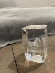 Cubo de vidrio grabado láser 3D carrusel caballo - Imagen 1 de 4