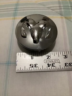 52110398A OEM DODGE RAM 1500 2004-2018 TAPA CENTRAL 2,5” OD 1 pieza Foto 1 de 4