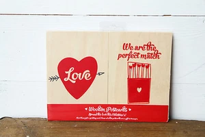 2 x Rotes Herz Valentinskarte Holz Postkarten Set Liebe Wir passen perfekt zusammen - Bild 1 von 2