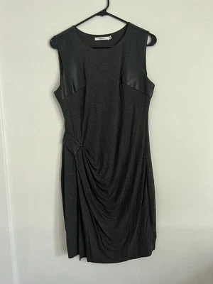 Vestido Bailey44 Vaina Midi Sin Mangas Imitación Cuero Hombros Gris Talla Grande Foto 1 de 4