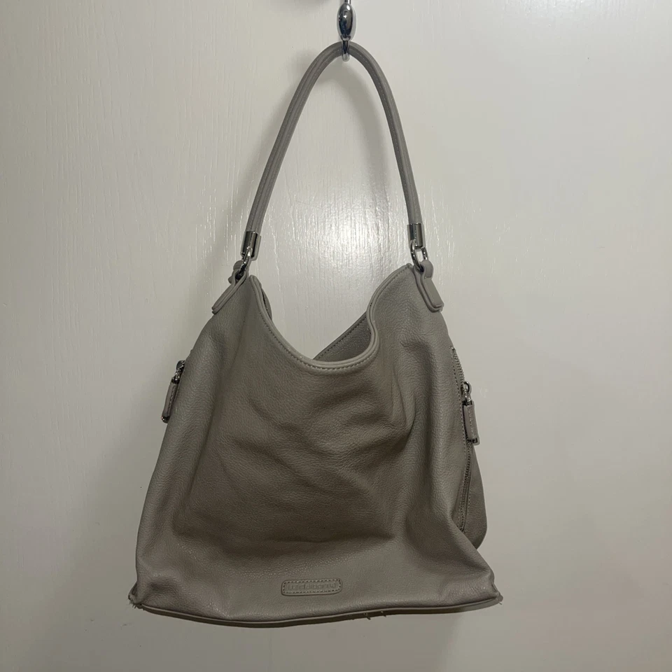 Bolso de Hombro Hobo Liz Claiborne Imitación Cuero Gris Color Pendiente Foto 1 de 4