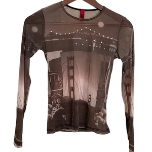 Camisa De Colección Y2K Just in Time Malla Transparente M Puente Puerta Dorada Estampado Skyline Top - Imagen 1 de 6