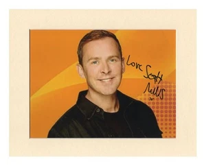Scott Mills BBC Radio 2 DJ Original Hand Signed 10x8" Mount Autograph Photo COA - Foto 1 di 1
