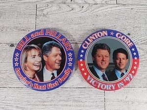2 Vintage Clinton Gore Hillary Campaign Buttons Political Pins 1992 Demokrat USA - Bild 1 von 2