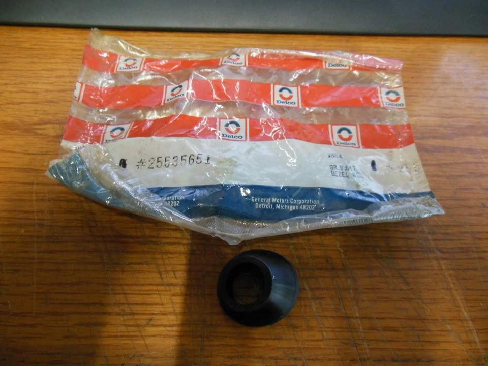 Bisel de antena Delco 25535651 para 89-96 Oldsmobile 98 y 89-91 Oldsmobile Delta 88 Foto 1 de 1