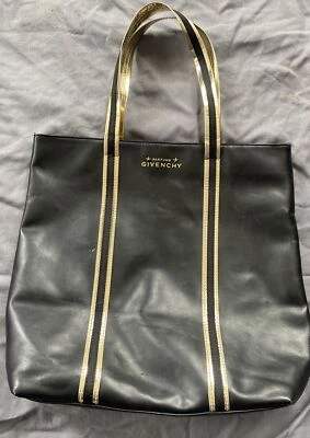 Bolsa de regalo de perfume de cuero Givenchy negra con logotipo dorado Foto 1 de 4