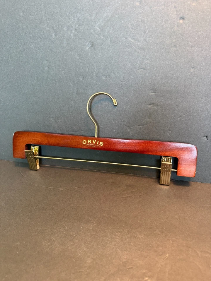 Cabide de roupas de madeira com clipes ORVIS Sporting Traditions - Imagem 1 de 4