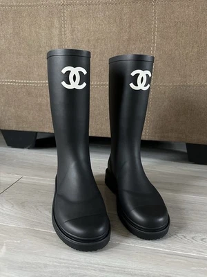 37EU (7us) CHANEL Botas de Lluvia de Goma Negras Blancas CCLogo Pull-On Foto 1 de 4