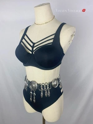 UNDRESSED BY MARLIES DEKKERS 'LEADING STRINGS PLUNGE BALCONY' BRA & THONG 套装 — 第 1/4 张图片