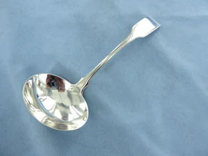 UN ANTICO MESTOLO PER SALSA IN ARGENTO STERLING CON RETRO PER VIOLINO. DUBLINO 1809. - Foto 1 di 8