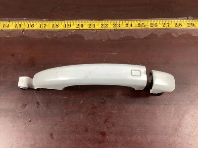 Manija de puerta delantera derecha Audi Quattro A4 S4 A5 S5 2009-2016 8T0837205A OEM. Foto 1 de 4