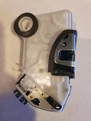 Оригинальный привод дверного замка AISIN передний правый DLT-135 Toyota Corolla 2014-2018 - Изображение 1 из 4