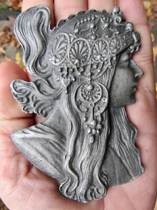 Póster de colección ALPHONSE MUCHA Hebilla de Cinturón ART Nouveau 3D Cabeza Bizantina 4" RARO EN MUY BUENA CONDICIÓN+ - Imagen 1 de 4