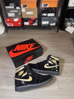 Air Jordan 1 Retro Alto Negro Metálico Dorado Talla 9 555088-032 PARA HOMBRES NUEVO Foto 1 de 4