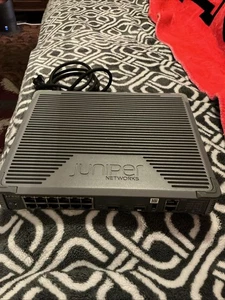 Juniper EX2300-C 12-portowy przełącznik gigabitowy 124W PoE+ EX2300-C-12P W/Rack Mount Kit - Zdjęcie 1 z 10