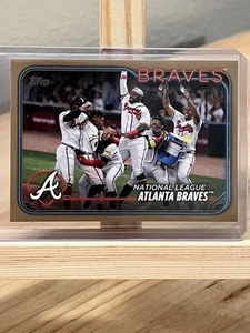 Topps Serie 1 2024 - Atlanta Braves #154 Oro/2024 - Imagen 1 de 2