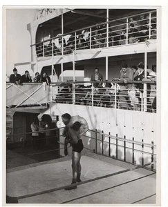 Luchadores R Cazauxon LHA Jeffers cubierta de barco Charles E Brown c1930s foto de prensa - Imagen 1 de 2