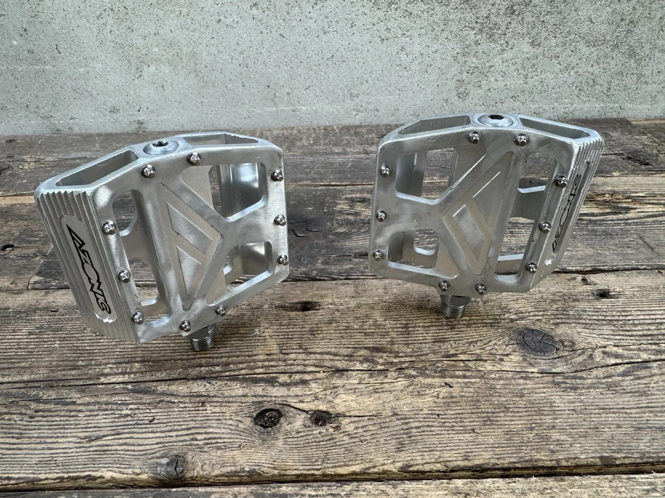 "Pedales Azonic BMX 9/16"" Mid School plateados"  Foto 1 de 4