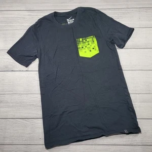Nike Pocket Tee Digital Volt Design Athletic Cut T-Shirt Herren Small schwarz grün - Bild 1 von 4