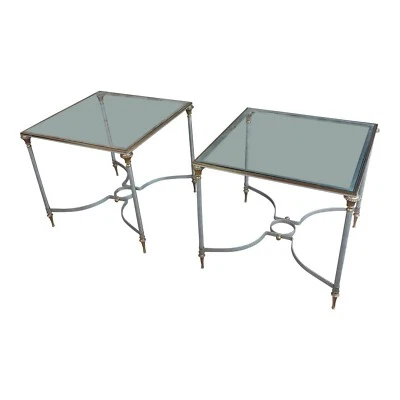 Mesas auxiliares francesas vintage de latón con tapa cuadrada de vidrio - un par Foto 1 de 4