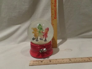 VINTAGE 2002 MUSICAL SNOWGLOBE MSE PLAYS "WE WISH YOU A MERRY CHRISTMAS" - Picture 1 of 6